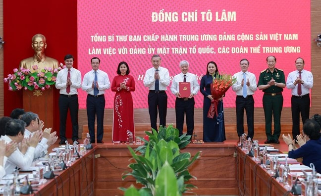 Tổng Bí thư trao quyết định chức năng, tổ chức bộ máy Cơ quan Ủy ban TƯ MTTQ Việt Nam