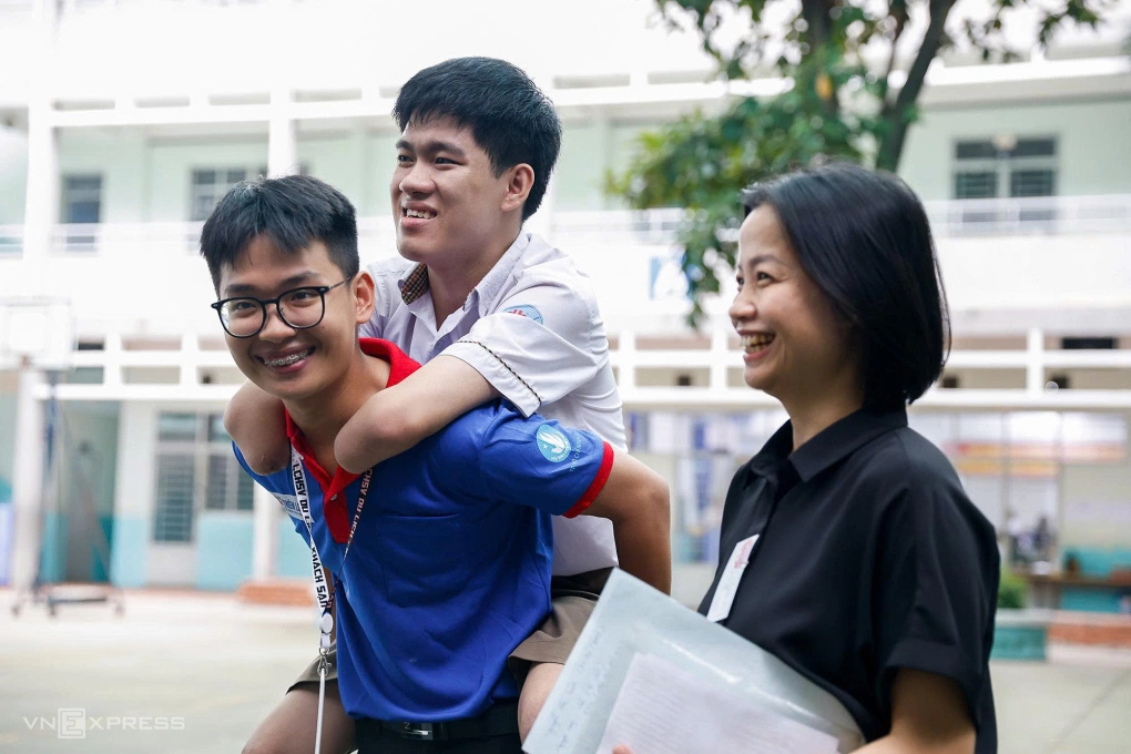 Nghị lực nam sinh cụt tứ chi muốn tự viết bài thi tốt nghiệp dù được miễn