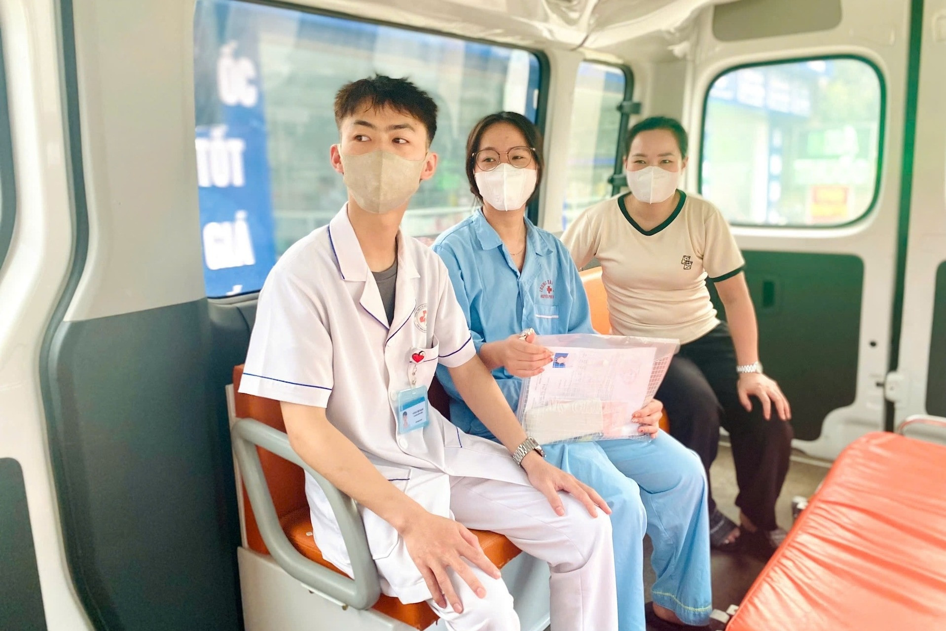 Xe cấp cứu cùng bác sĩ đón, đưa nữ sinh vừa phẫu thuật đi thi tốt nghiệp THPT