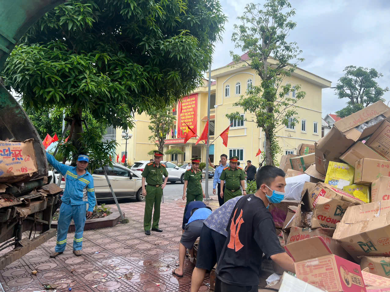 Hà Nội Tiêu huỷ khoảng 25 tấn bánh kẹo kém chất lượng, thực phẩm bẩn ở La Phù