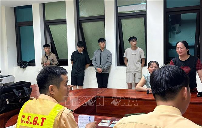 Xử phạt 9 thanh niên vi phạm quy định về an toàn giao thông