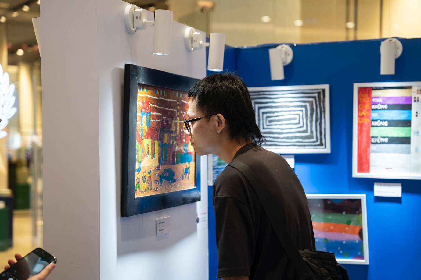 Hơn 6 000 người tham quan triển lãm tranh đa sắc màu của trẻ khuyết tật