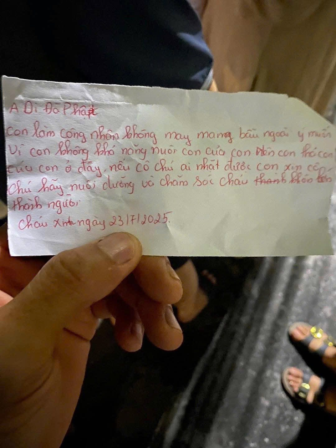 Cấp cứu trẻ sơ sinh 3 ngày tuổi bị bỏ rơi cùng mẩu giấy nguệch ngoạc