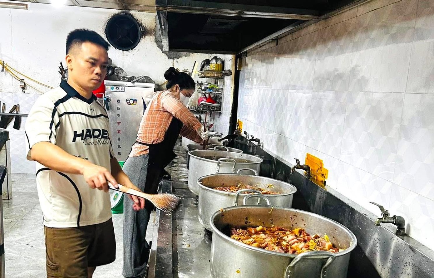 Nấu hàng nghìn suất ăn miễn phí giúp người dân vùng lũ