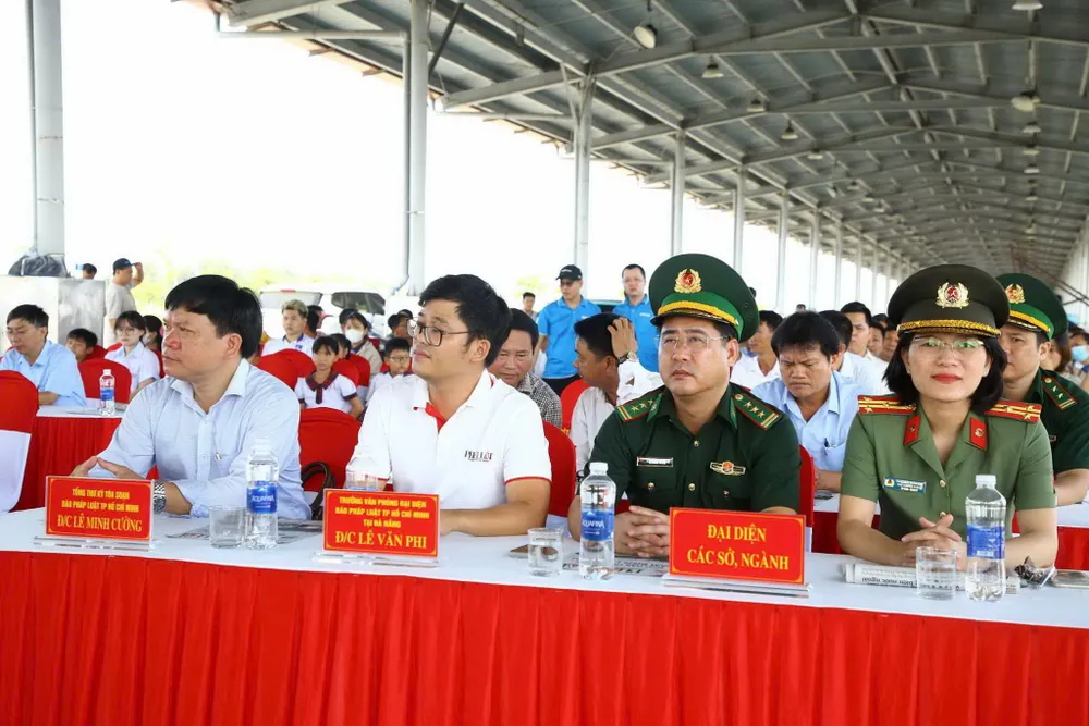 Chương trình Cùng ngư dân thắp sáng đèn trên biển đến với TP Huế