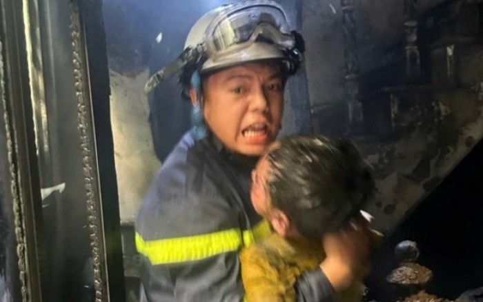 Hà Nội Giải cứu thành công 3 cháu nhỏ mắc kẹt trong vụ cháy nhà tại ngõ 220 phố Bắc Cầu, phường Bồ Đề