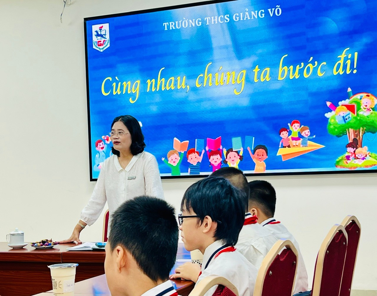 Hiệu trưởng mời học sinh xếp loại ‘chưa đạt’ uống trà sữa và nhắn Các em không nhất thiết trở nên xuất sắc