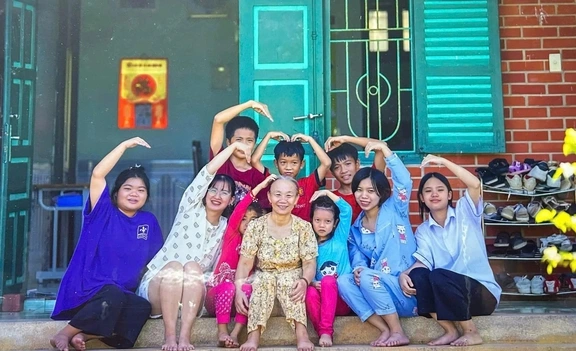 Nữ kỹ thuật viên bước ra từ Làng SOS