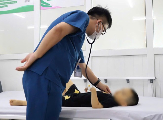 Chữa táo bón bằng lá cây, bé 3 tuổi nhập viện cấp cứu