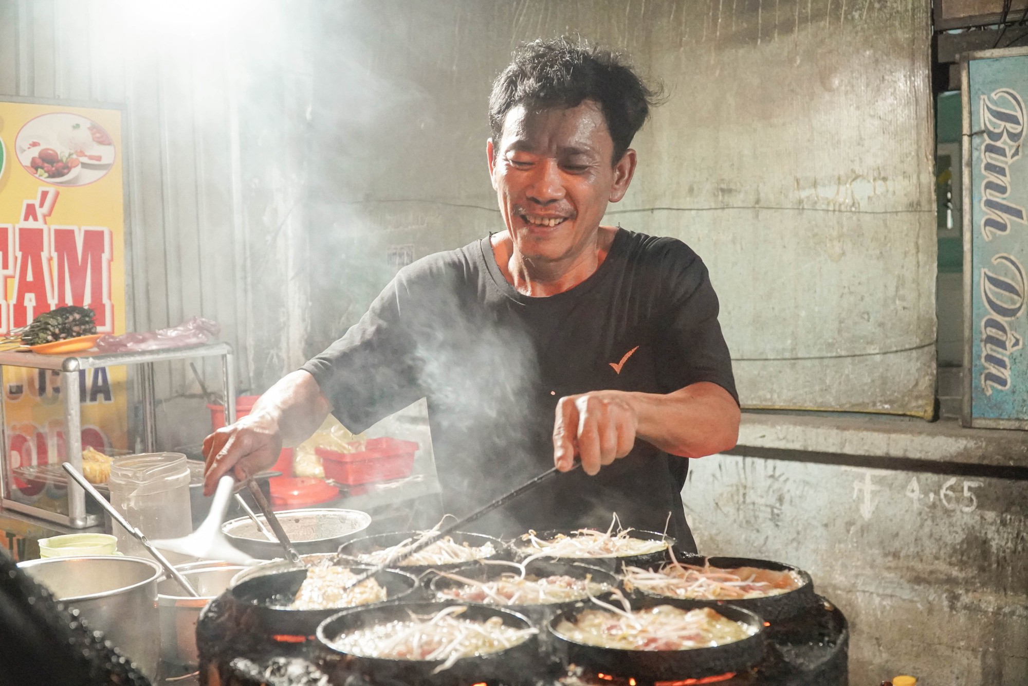 Xe bán bánh xèo của người cha đơn thân nuôi 2 con tự kỷ