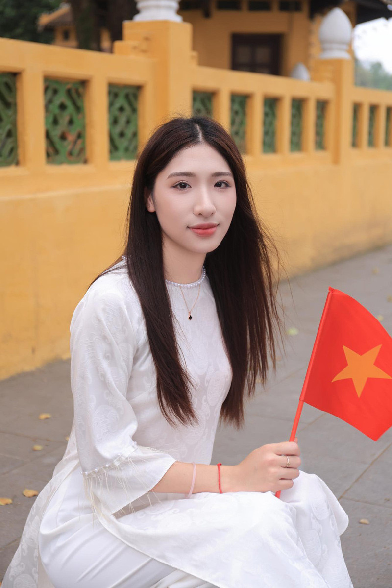 Cô gái Thanh Hóa chỉ có 1 tay làm việc nhanh thoăn thoắt, tự tin vượt khó khăn