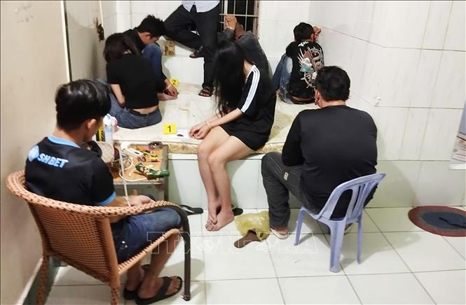 Bắt quả tang 11 đối tượng sử dụng trái phép chất ma túy trong phòng trọ