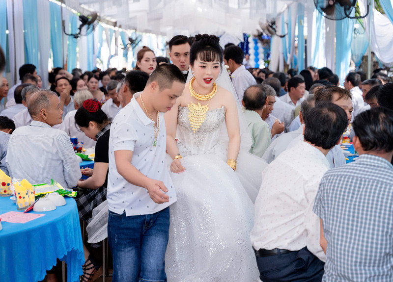 Cô dâu òa khóc khi anh trai bị bệnh Down tặng vàng cưới, dặn ‘đừng rửa bát nhiều’