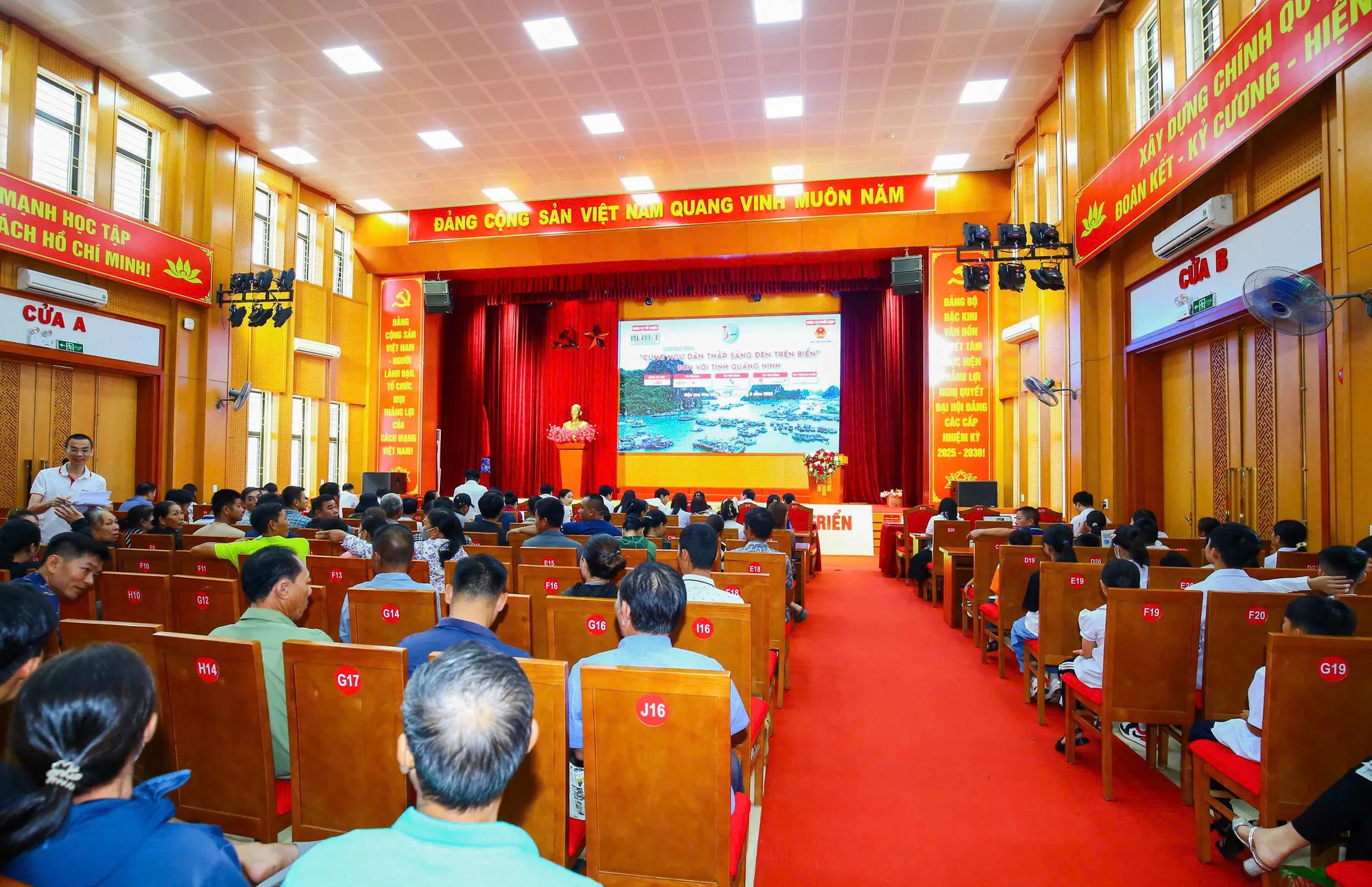 Cùng ngư dân thắp sáng đèn trên biển tiếp sức để bà con Quảng Ninh yên tâm vươn khơi, bám biển