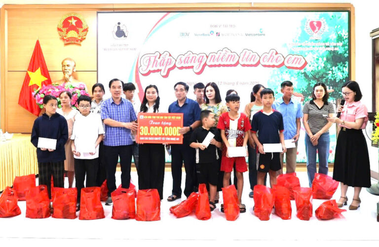 Trao tặng quà và hơn 180 triệu đồng ủng hộ cho trẻ em khuyết tật tại tỉnh Nghệ An