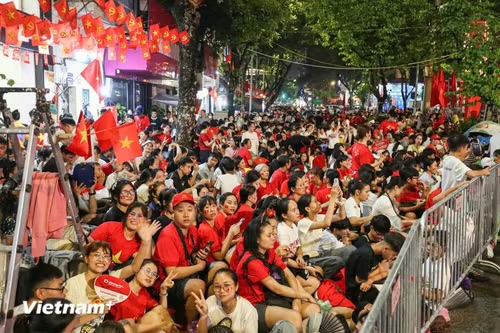 Hà Nội đỏ rực các góc phố, sẵn sàng cho đêm không ngủ