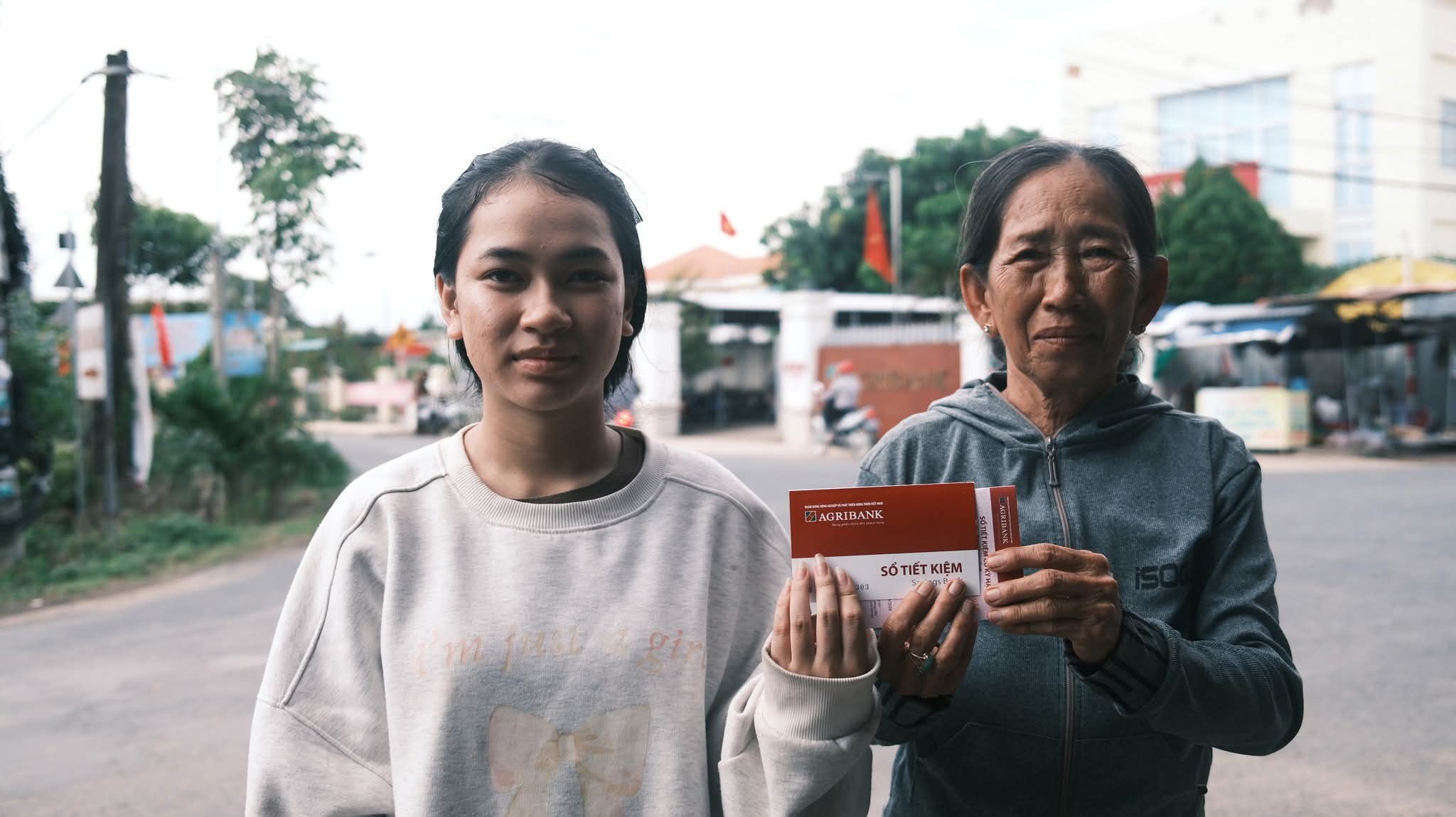 Nửa tỉ đồng và cuốn sổ tiết kiệm run run trong tay cô bé 15 tuổi nhổ cỏ mướn