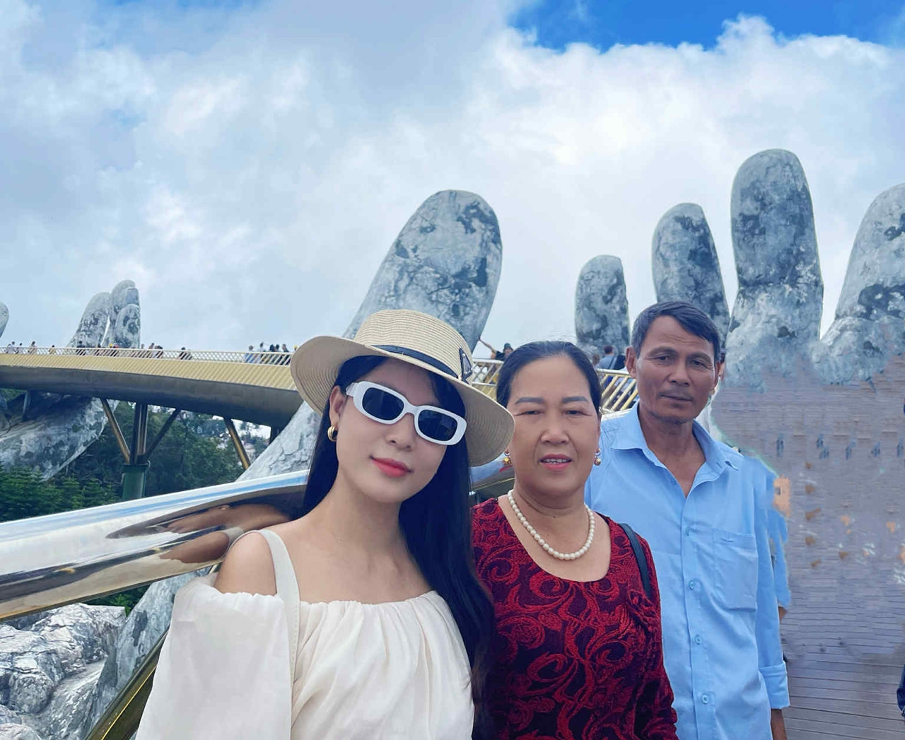 Cô gái Thanh Hóa rơi nước mắt khi bố bất ngờ cho tiền sau 29 năm