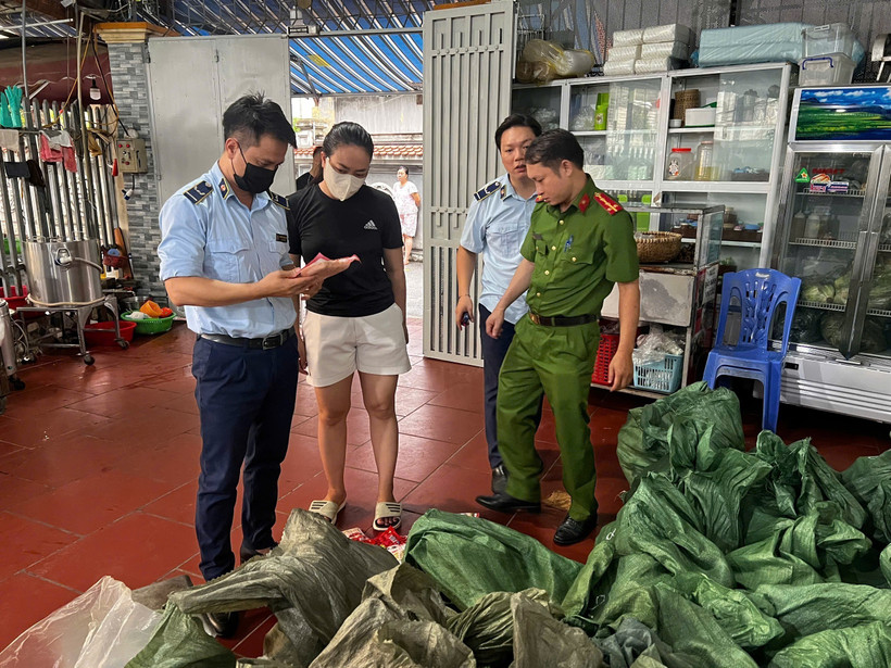 Hà Nội Thu giữ 1 tấn xúc xích, lạp xưởng không rõ nguồn gốc