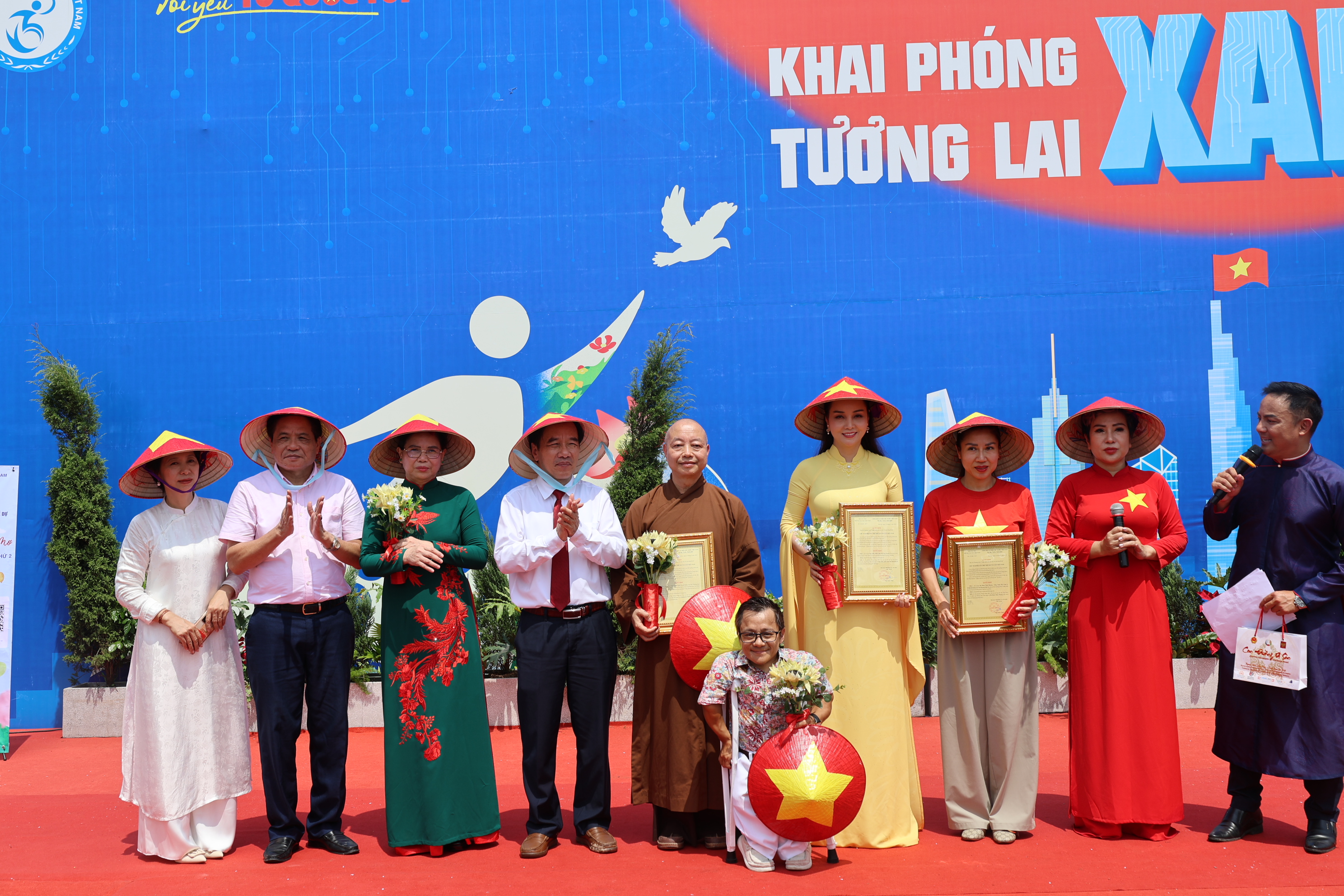 Thượng toạ Thích Thanh Huân làm Đại sứ Chương trình Chắp cánh ước mơ cho trẻ em khuyết tật