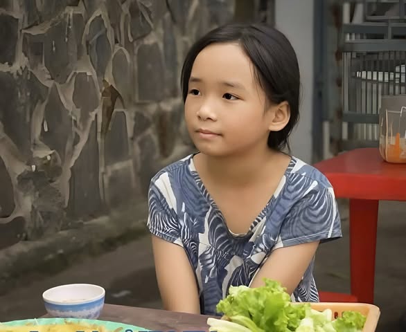 Ông bà chủ quán bánh xèo nuôi đứa trẻ bị bỏ rơi suốt 7 năm ròng, từ chối 1,3 tỷ đồng để giữ cháu lại