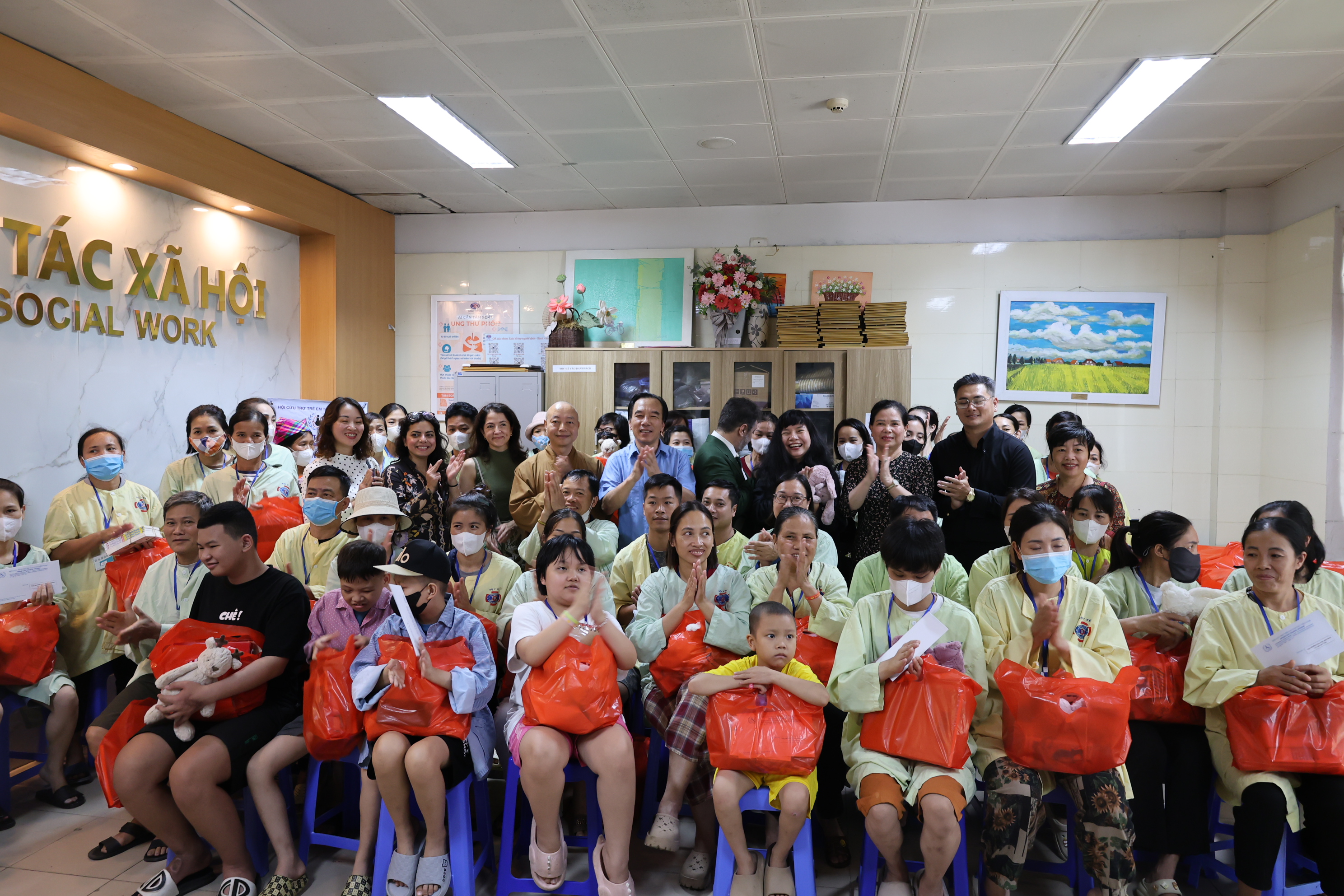 Trao quà cho các bệnh nhi tại Bệnh viện K