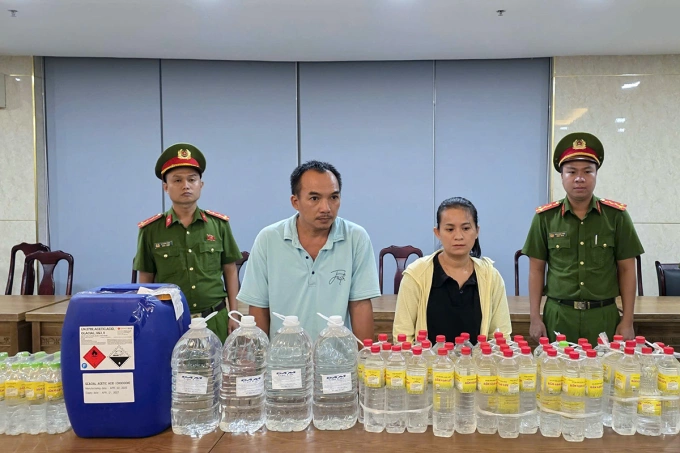 Vợ chồng mỗi ngày làm giả 1 000 lít giấm ăn