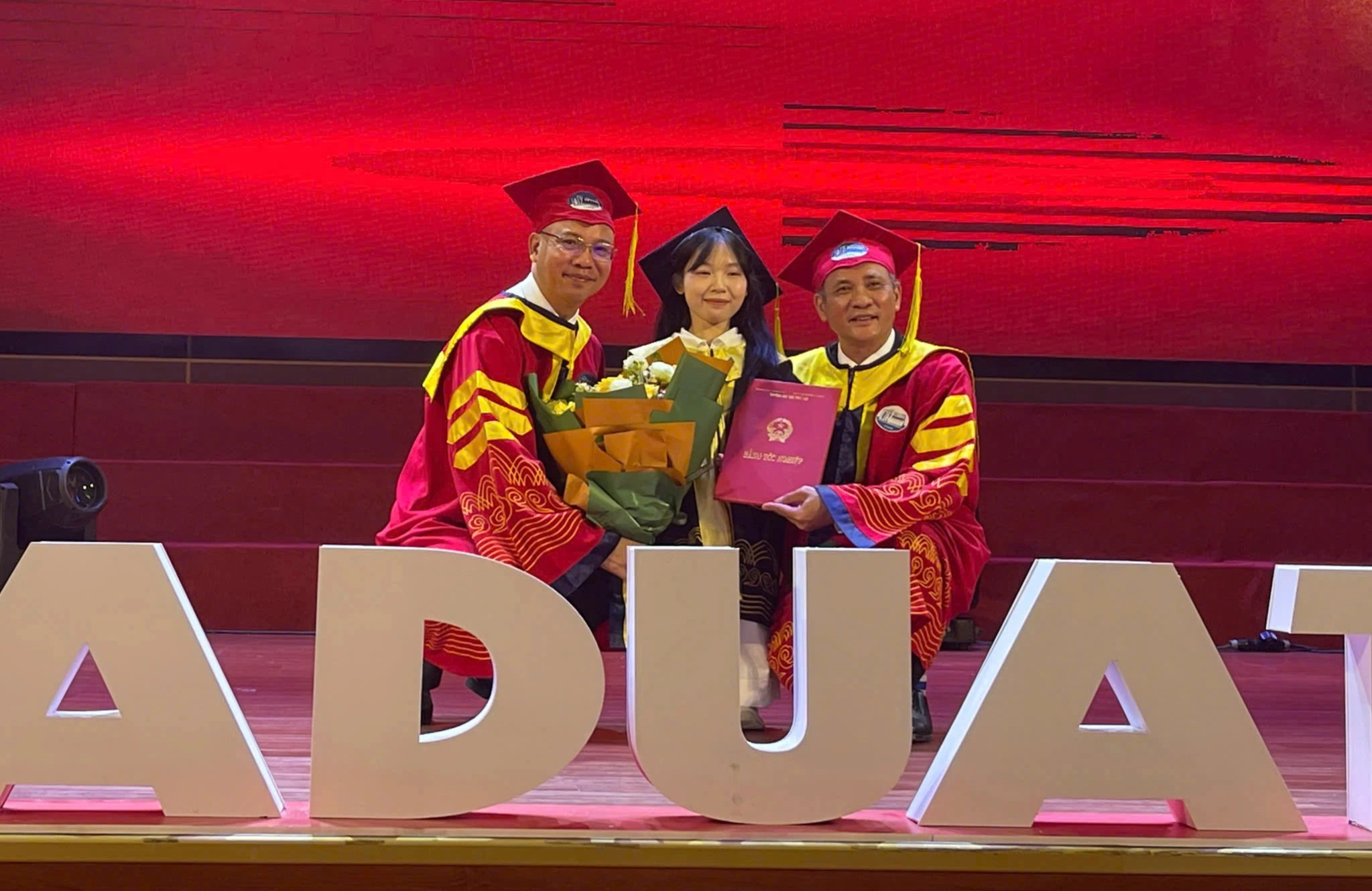 Nữ sinh “tí hon” tốt nghiệp loại giỏi chia sẻ gia cảnh đẫm nước mắt