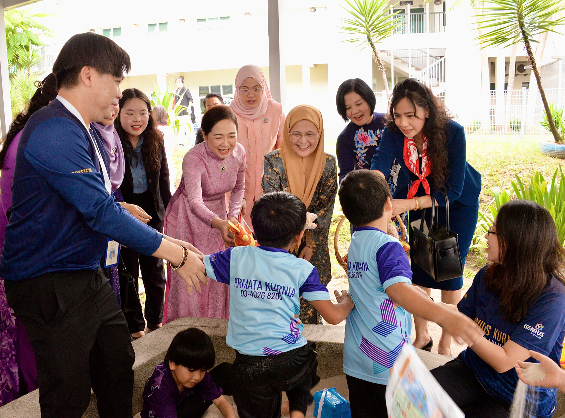 Phu nhân Chủ tịch Quốc hội thăm trẻ tự kỷ, tìm hiểu vẽ vải của Malaysia