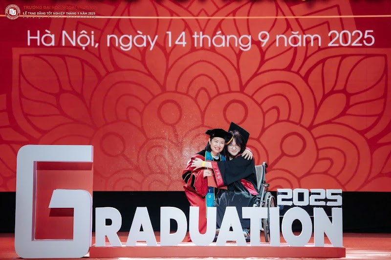 Vượt trở ngại về sức khỏe, nữ sinh Ngoại thương hoàn thành tấm bằng cử nhân đúng hạn