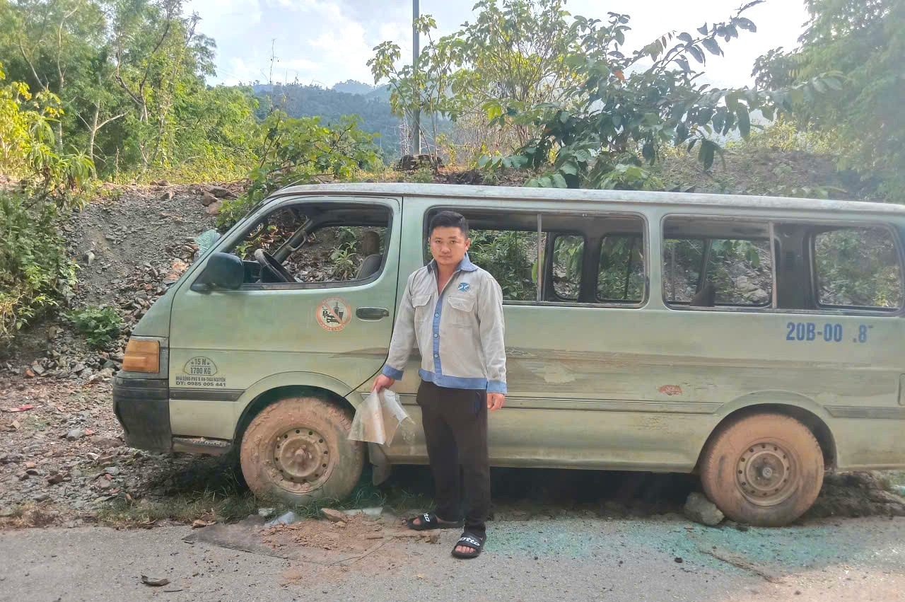 Hy sinh ô tô 16 chỗ để cứu hàng chục người chạy khỏi lũ dữ