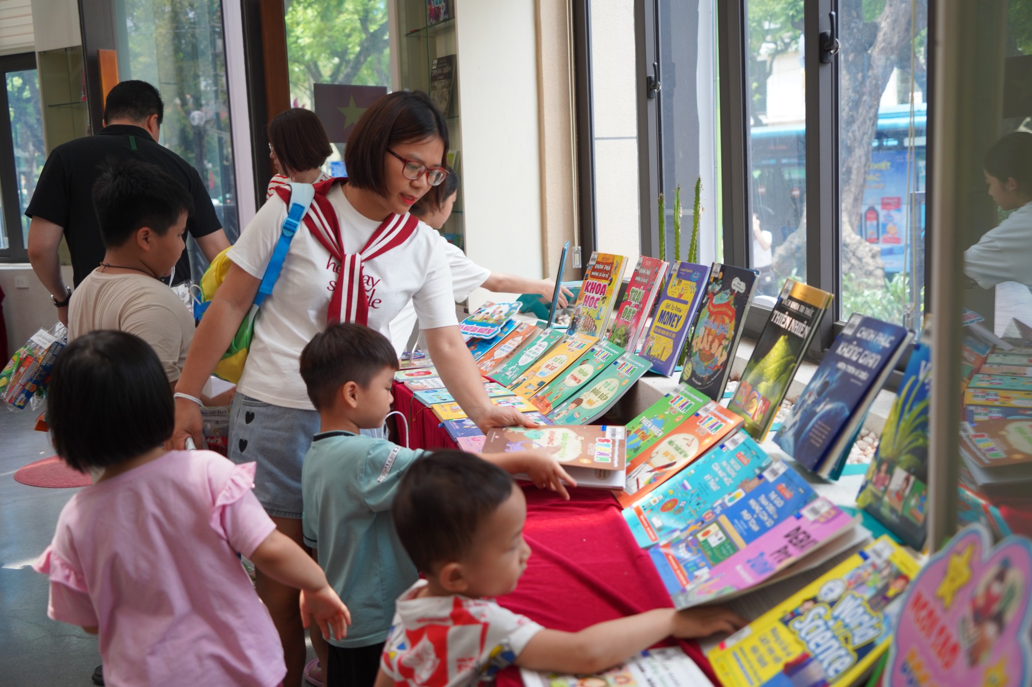 Hà Nội Đẩy mạnh công tác thư viện trường học, giới thiệu và tặng sách cho học sinh