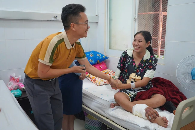 Hành động đẹp của cô gái trẻ mang song thai ghép tay vào chân chờ ngày nối lại