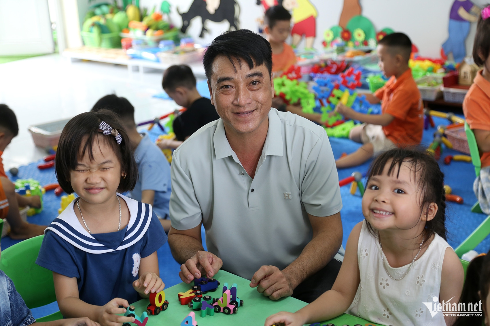 Thầy giáo mầm non hơn 30 năm đứng lớp, coi học trò như con
