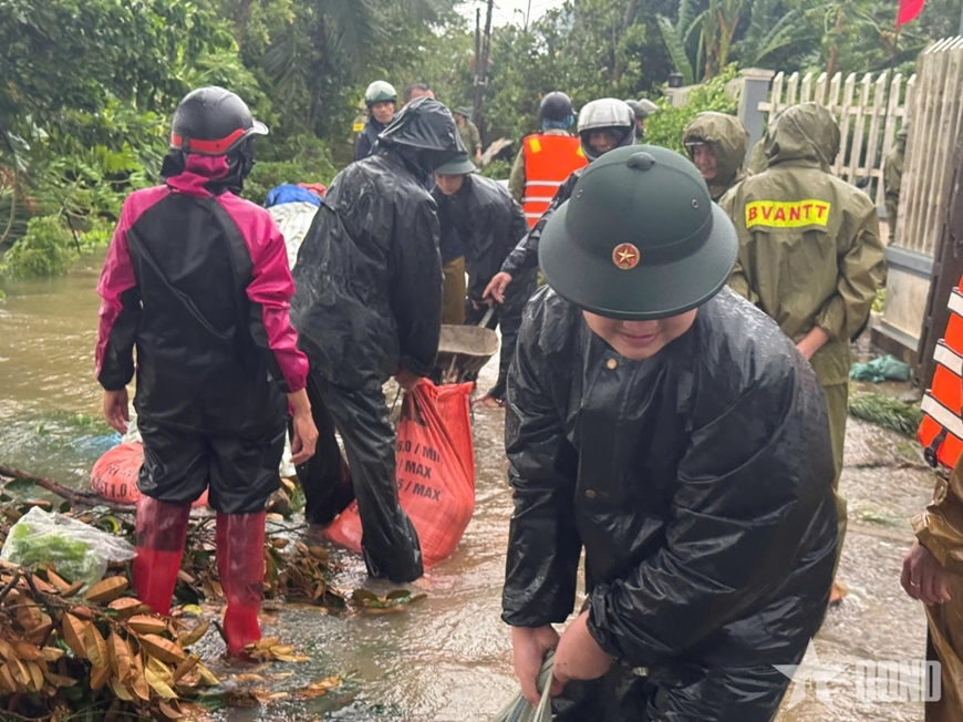 Thiệt hại khủng khiếp do bão Bualoi 32 người chết và mất tích, hơn 100 000 nhà dân tốc mái