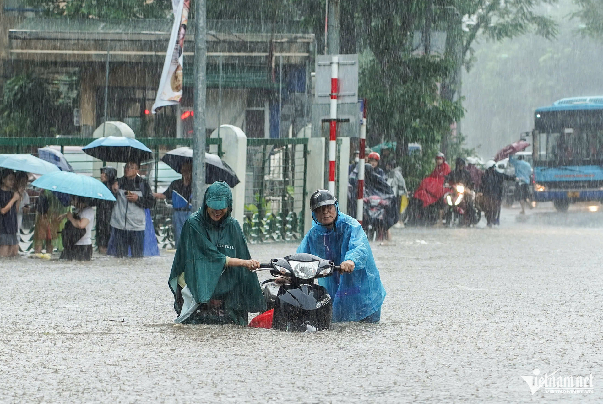 Hà Nội mưa lớn nhất cả nước, có nơi trên 300mm