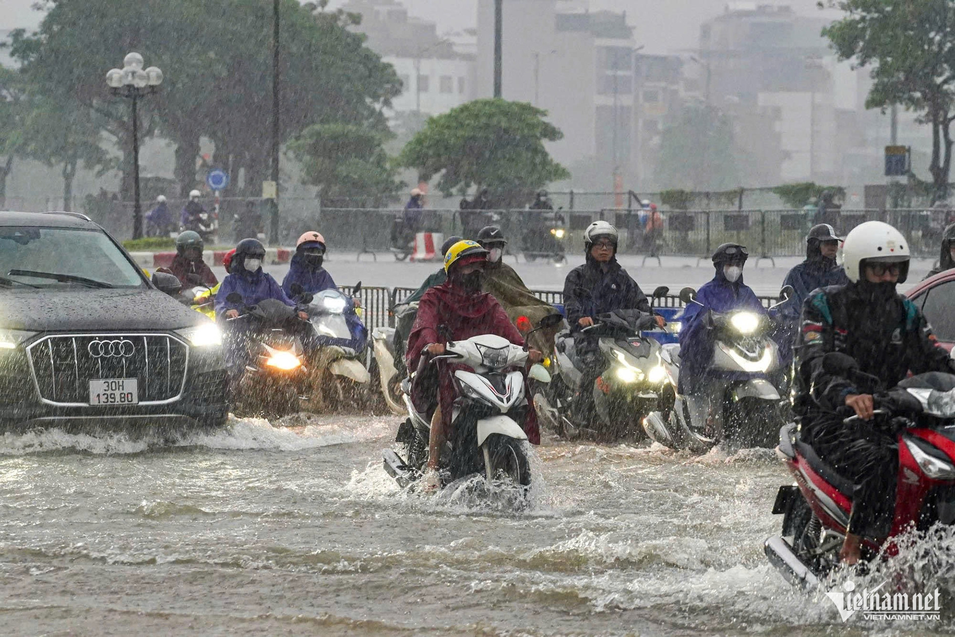 Hà Nội mưa lớn kéo dài, đường phố thành “biển nước”