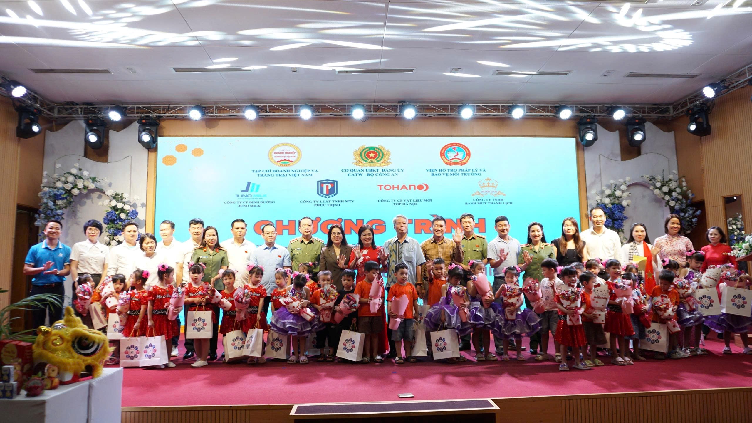 Tặng quà trung thu cho trẻ em tại Phú Thọ