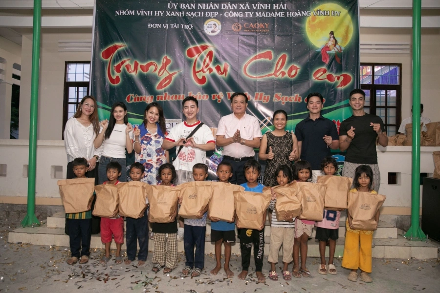 Chương trình Trung thu cho em trao gần 1 000 phần quà cho trẻ em khó khăn tại xã Vĩnh Hải, Khánh Hoà