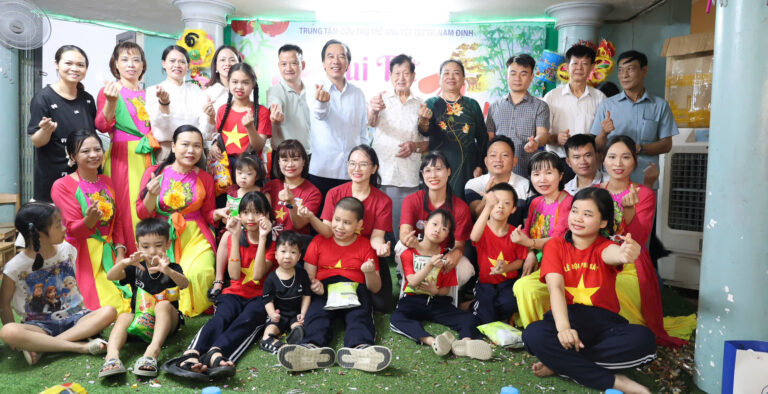 Trao quà Tết Trung thu cho trẻ em khuyết tật tại Nam Định, tỉnh Ninh Bình