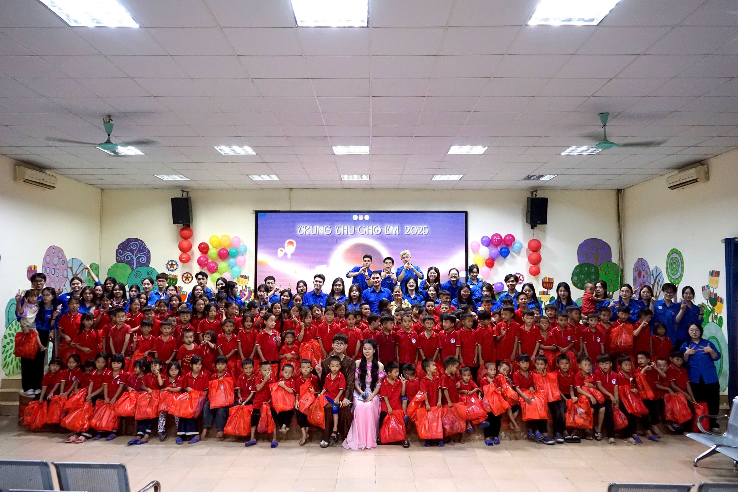 “Trung Thu Cho Em 2025 - Vầng Trăng Cổ Tích” Hành trình sẻ chia của tuổi trẻ Trường Đại học Luật Hà Nội