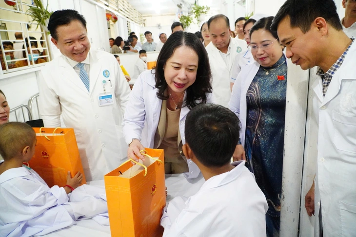 Phó chủ tịch nước thăm tặng quà Tết Trung thu tại Cần Thơ