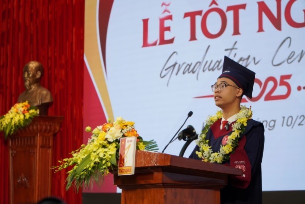 Phát biểu gây xúc động của nam sinh người Sán Chỉ tốt nghiệp thủ khoa Bách khoa Hà Nội