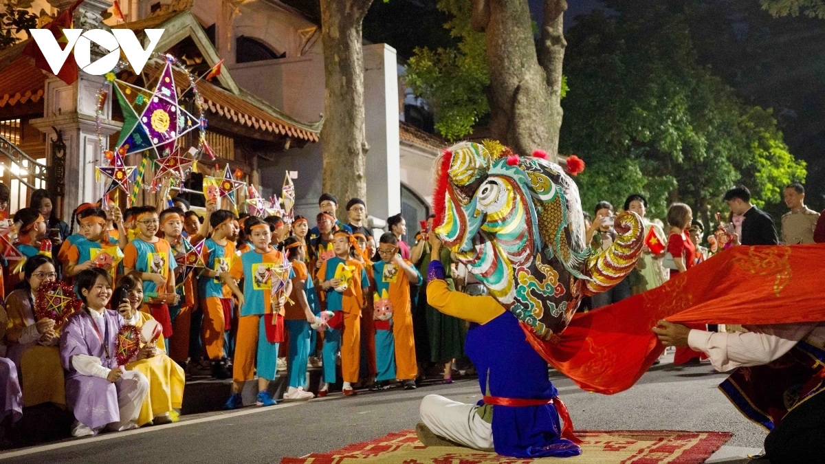 Trung thu dù truyền thống hay hiện đại vẫn luôn là Tết của con trẻ