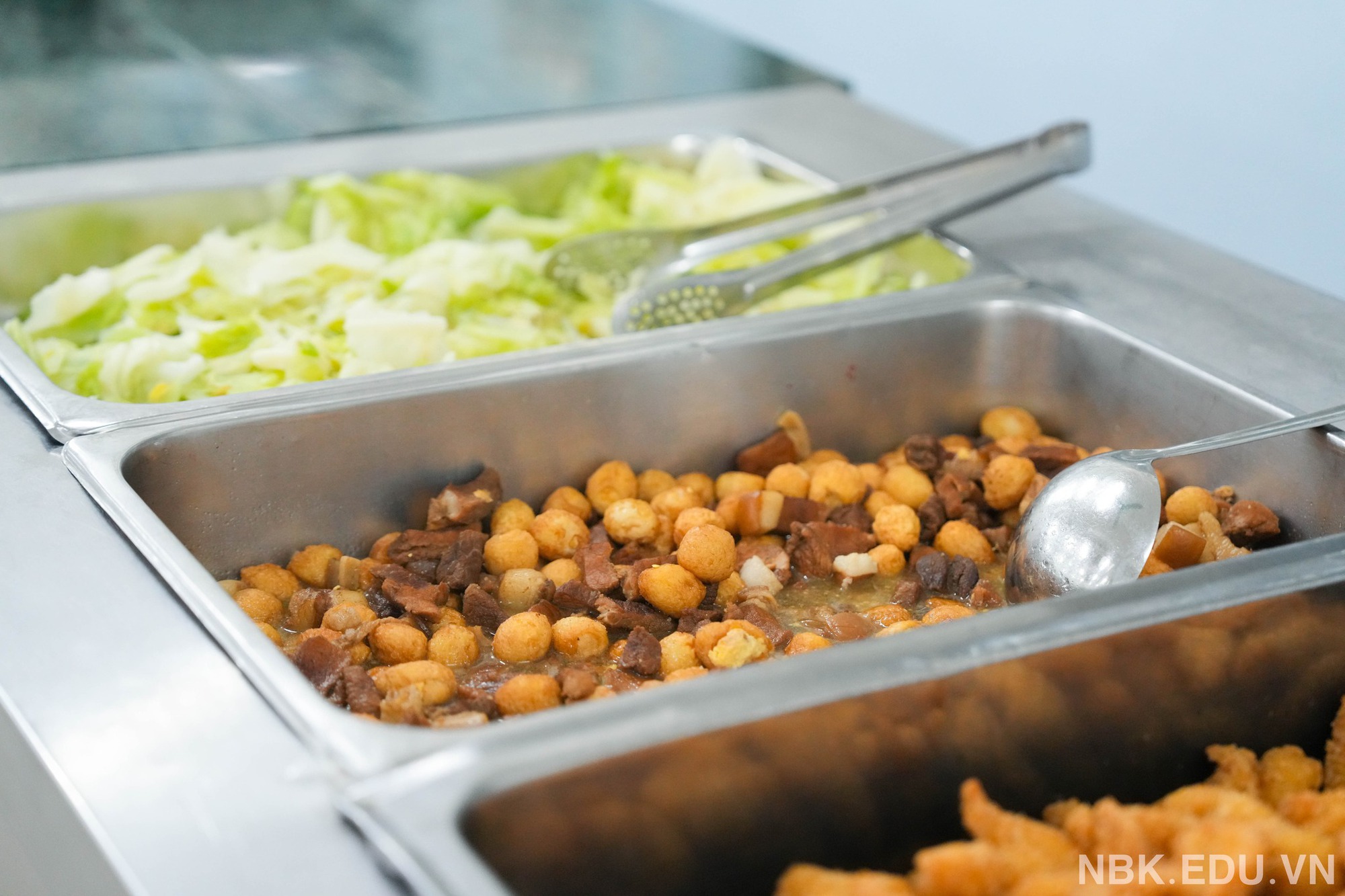 Xuýt xoa bữa cơm miễn phí siêu ngon của học sinh 1 trường tư tại Hà Nội trong buổi tối  bất đắc dĩ phải ở lại trường