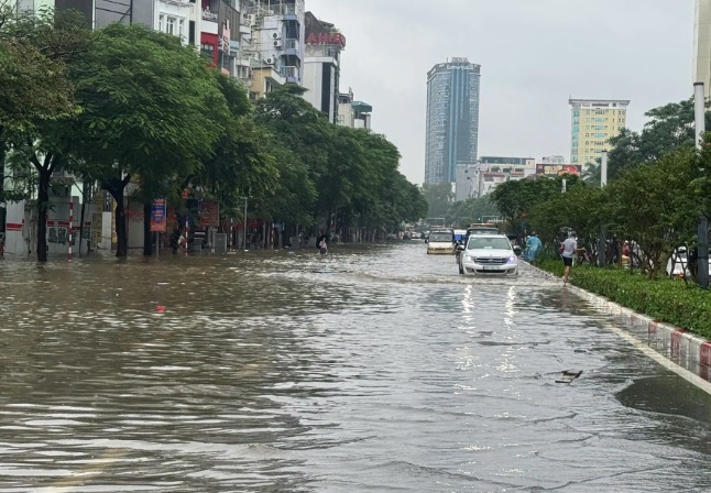 Hà Nội Mưa lớn, cảnh báo hàng loạt tuyến đường nguy cơ ngập úng