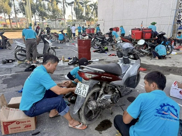 Đến vùng lũ sửa xe máy, đồ điện tử miễn phí