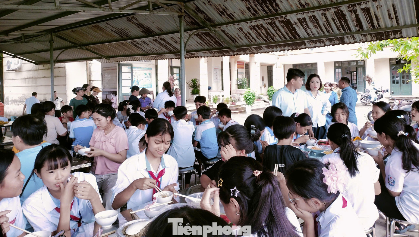 Những bữa cơm tình người giữa biển lũ