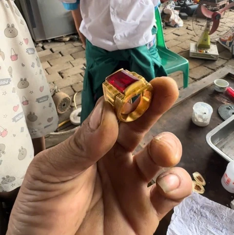 Phản ứng của chủ vựa ve chai khi bé gái bán nhẫn vàng lấy 20 000 đồng