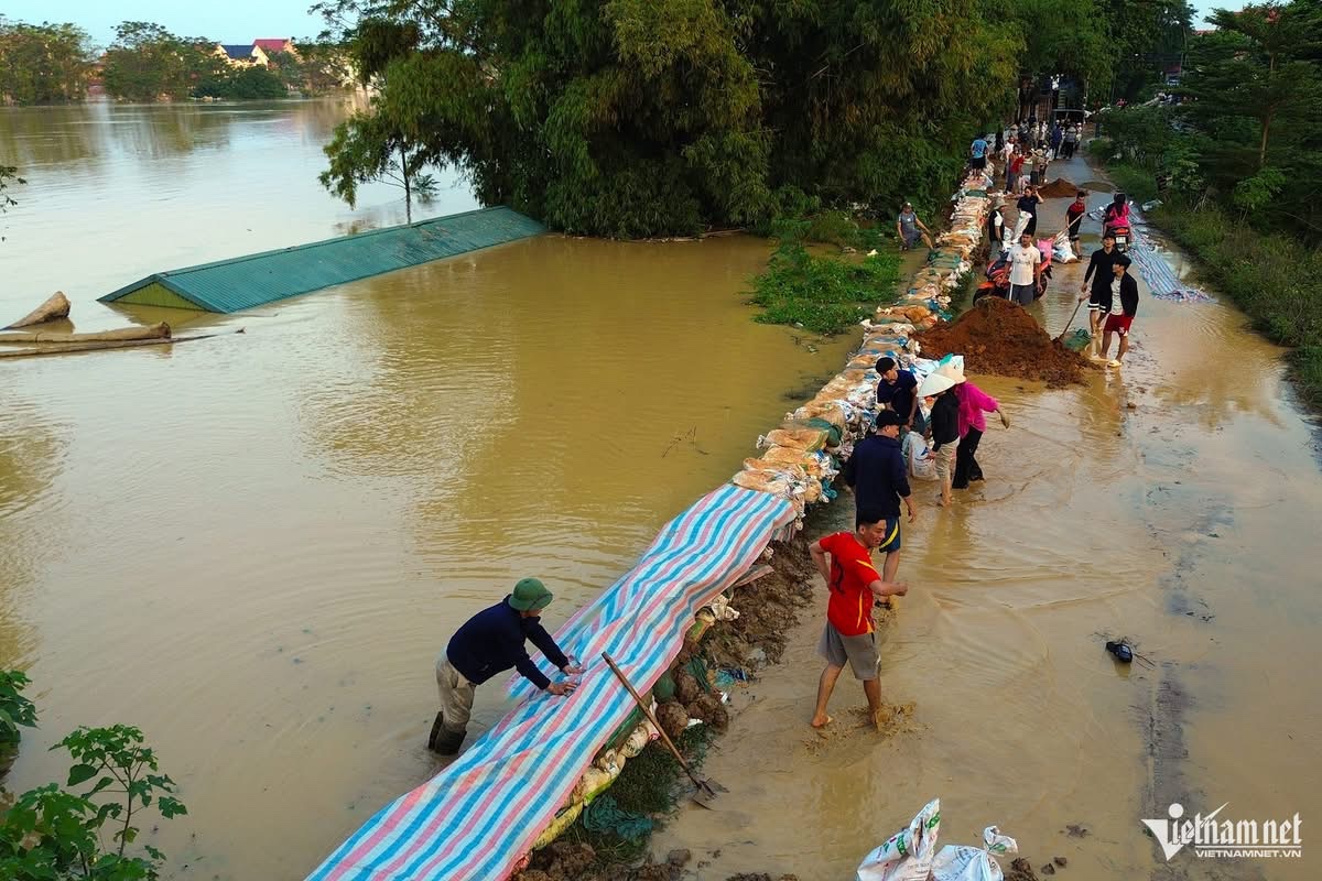 Đêm trắng ở ngoại thành Hà Nội Hơn 6 500 người dân Sóc Sơn bồng bế nhau chạy khỏi trận lũ lịch sử